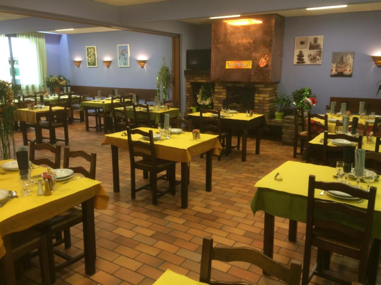Hotel Restaurant L'Agapanthe Pont-de-Salars Екстер'єр фото