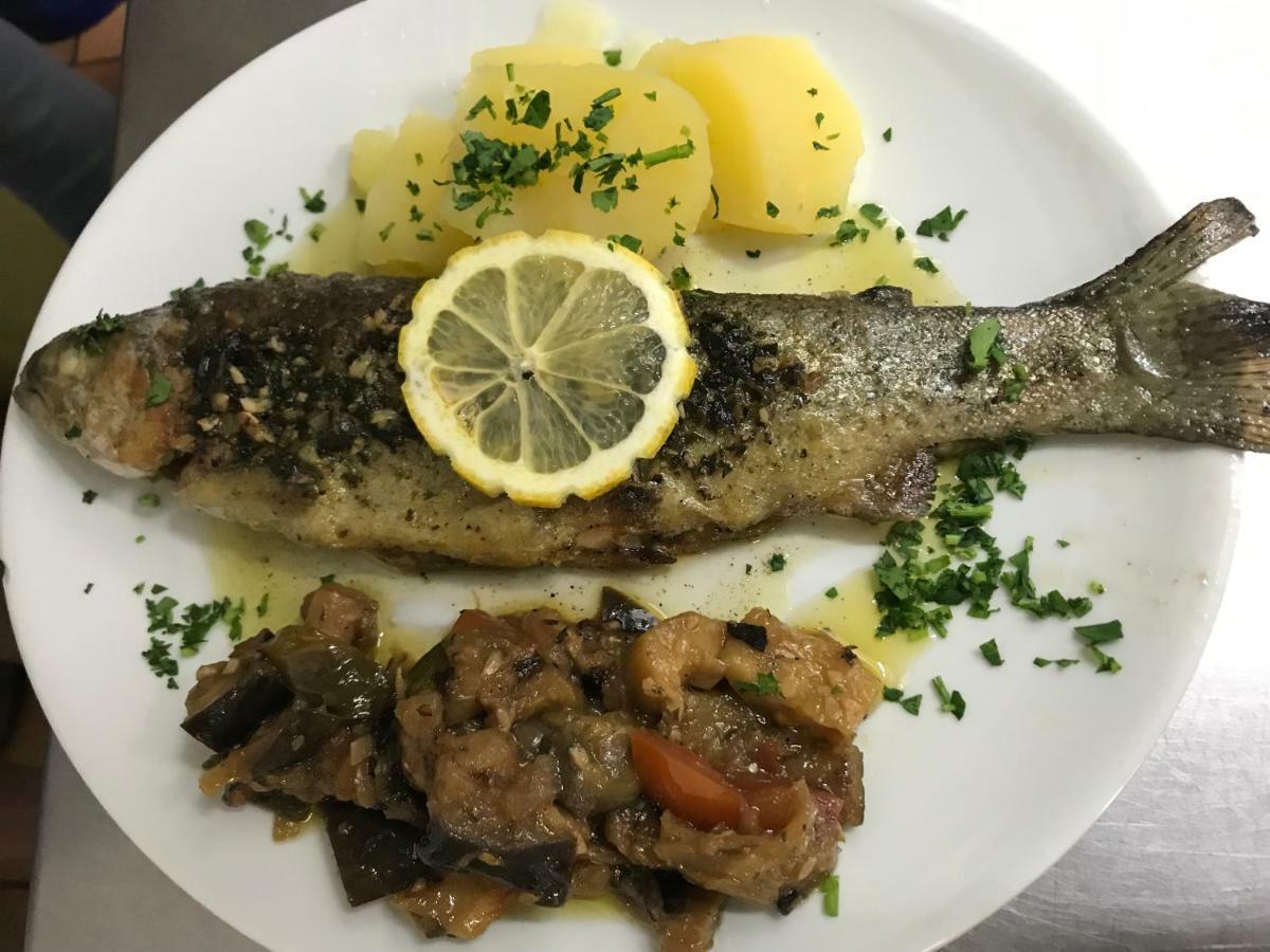 Hotel Restaurant L'Agapanthe Pont-de-Salars Екстер'єр фото